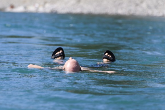 Uomo galleggia nel fiume Aaare in estate
