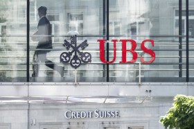 logo ubs grande sopra logo credit suisse piccolo su un edificio