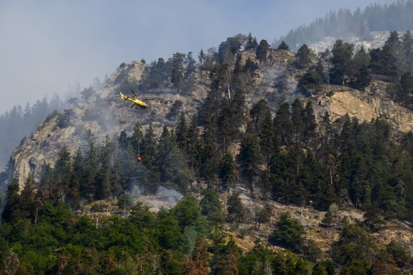 elicottero pompieri in volo sopra incendio