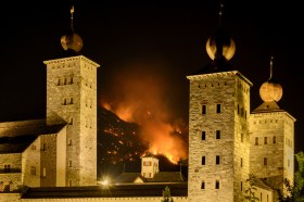 Le fiamme visibili dal castello Stockalper a Briga.
