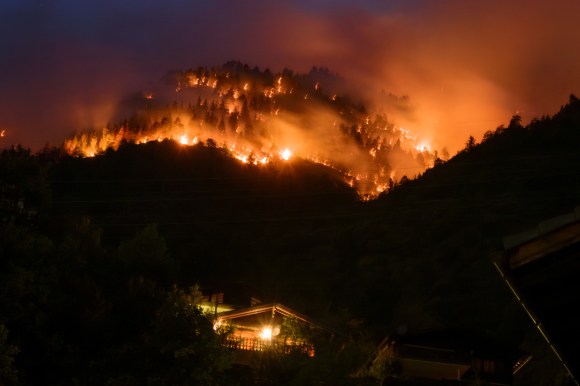 Il bosco in fiamme sopra Bitsch in Alto Vallese.