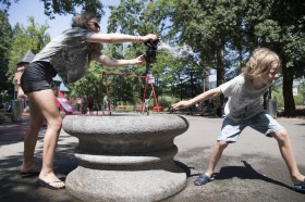 Giochi d estate alla fontana del Parco Ciani di Lugano.