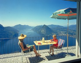 Foto d archivio donna e bimbo su terrazza lago di Lugano.