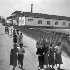 Donne escono dalla fabbrica Hero, foto d archivio in bianco e nero.