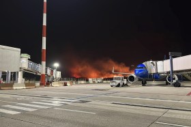fiamme vicino a aeroporto