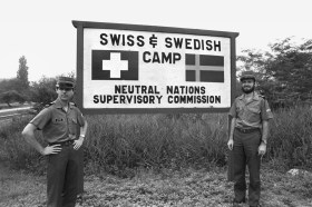 due militari davanti a un cartello