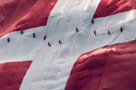 La bandiera svizzera più grande al mondo sulla vetta del monte Säntis per la Festa nazionale svizzera.