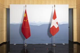Bandiere svizzere e cinesi