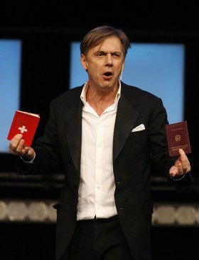 Il comico italo-svizzero Massimo Rocchi durante un suo spettacolo.