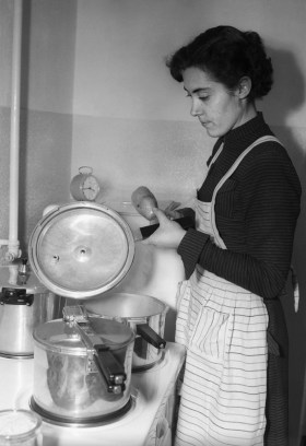 Foto in bianco e nero del 1952, donna impara a lessare patate nella scuola di economia domestica di Zurigo.