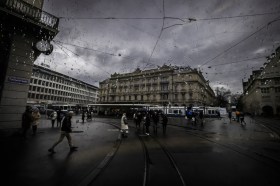 Paradeplatz di Zurigo in una giornata di pioggia.