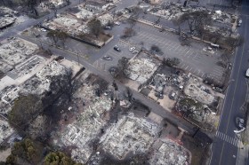 macerie di abitazioni bruciate fotografate dall alto