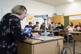 Immagine di un aula con insegnanti che utilizzano un computer portatile