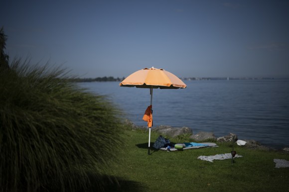 ombrellone su prato in riva al lago