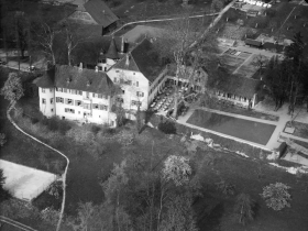 Luftaufnahme des Schlosses Brestenberg aus dem Jahr 1947.
