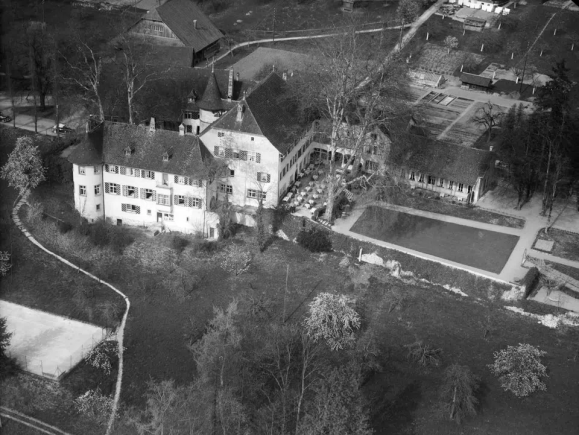 Luftaufnahme des Schlosses Brestenberg aus dem Jahr 1947.