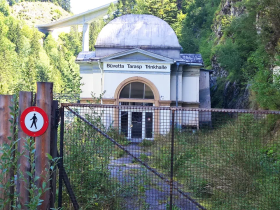 Edificio dietro cancello con cartello di divieto di accesso