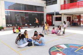 adolescenti nel cortile della scuola svizzera in Messico
