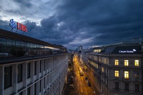 facciate di due edifici coi loghi UBS e Credit suisse sui tetti
