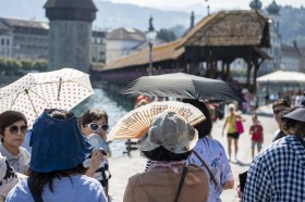 turisti asiatici osservano il kappelbruecke di lucerna