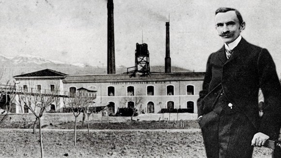 Emilio maraini davanti a una fabbrica
