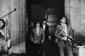 Allende tra uomini armati