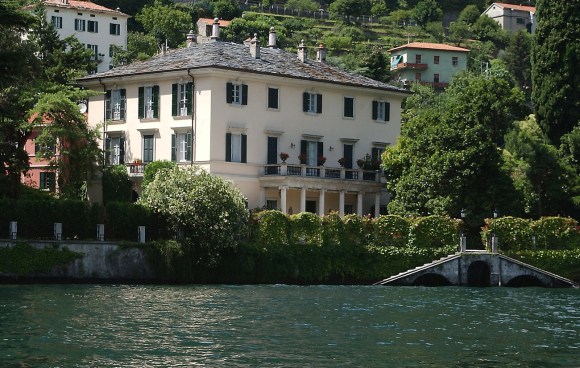 La villa di Clooney vista dal lago.