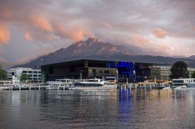 Il centro culturale e congressuale di Lucerna visto dal lago.
