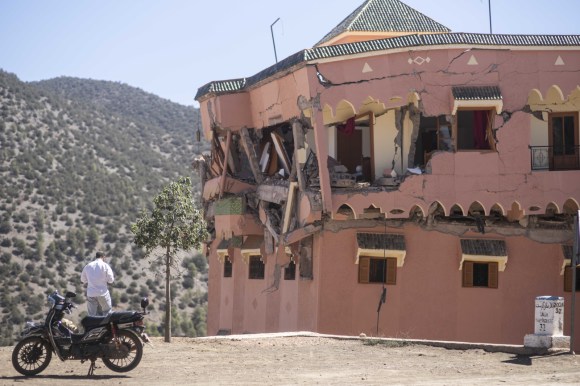 Un hotel mezzo distrutto dal terremoto nella località di Moulay Brahim, fuori Marrakech.
