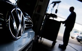 Una Volkswagen viene testata sulle emissioni di CO2.