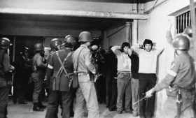 Sostenitori del presidente Allende imprigionati nello stadio di Santiago undici giorni dopo il golpe.