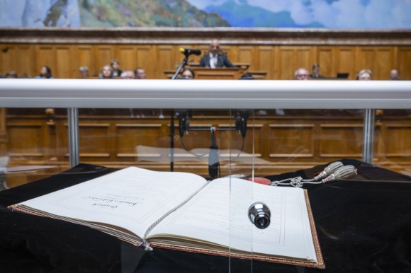 La Costituzione del 1848 in una teca nell aula del Consiglio Nazionale, sullo sfondo il presidente Alain Berset.