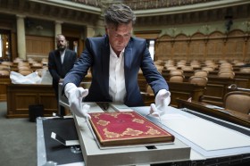 L originale del 1848 della Costituzione svizzera in Parlamento a Berna per i 175 anni.