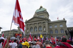 Sabato a Berna fino a 20.000 persone hanno manifestato per ottenere salari e pensioni più alti.