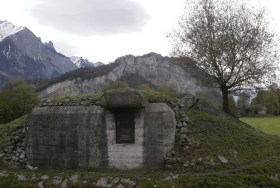 Un bunker militare svizzero nascosto all interno di una roccia.