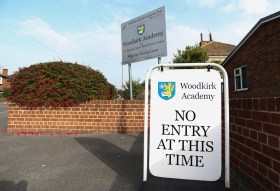 Una delle scuole del Regno Unito chiusa per rischio crollo.