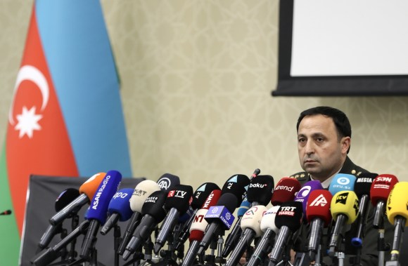 Il portavoce dek ministero della difesa azera, Anar Eyvazov, durante la conferenza stampa.