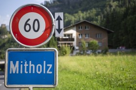 Il cartello stardale che indica l inizio del villaggio di Mitholz.