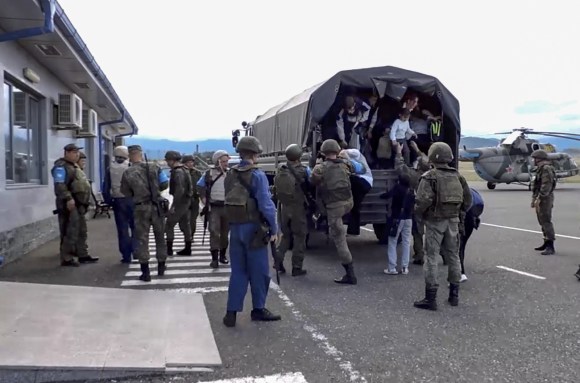 Civili evacuati dalle forze russe in Nagorno Karabakh.