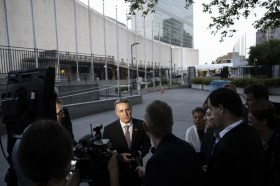 Ignazio Cassis davanti alla stampa vicino al Palazzo di vetro, sede dell ONU.