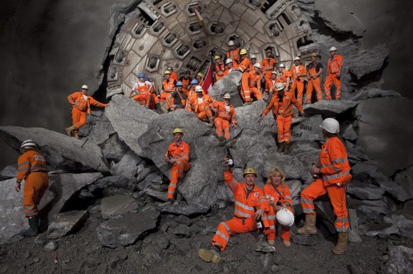 operai sorridenti sulle macerie dell ultimo diaframam del tunnel