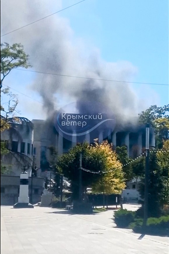 L edificio colpito da un missile a Sebastopoli.