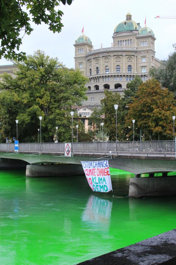 L azione dimostrativa di Klimastreik Bern.