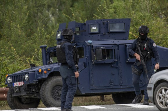 Due poliziotti kosovari a un punto di controllo vicino al monastero di Banjska.