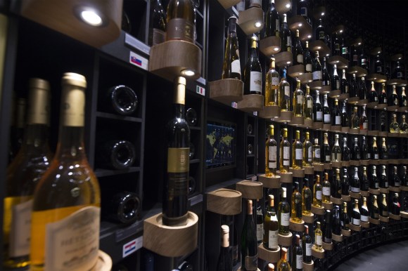 Bottiglie di Bordeaux esposte alla Cité du Vin di Bordeaux.