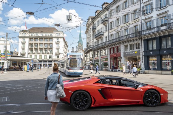 Una Lamborghini rossa in Paradeplatz, il cuore della piazza finanziaria elvetica.