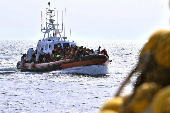 imbarcazione carica di migranti