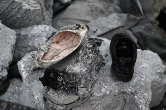 scarpe da festa salvate dalle rovine dell ncendio