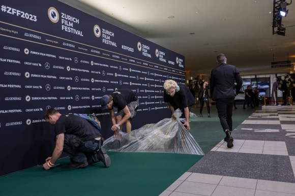 Si stende il tappeto verde per accogliere le star del Festival del cinema di Zurigo.