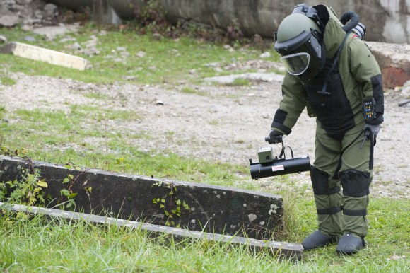 Soldato svizzero impegnato in una operazione di individuazione delle mine.